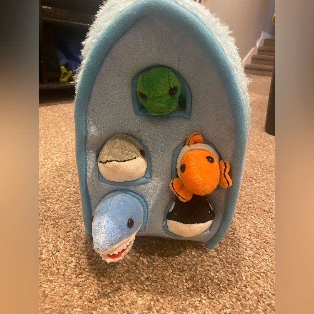 Cute ocean animal holder with 5 removable animals